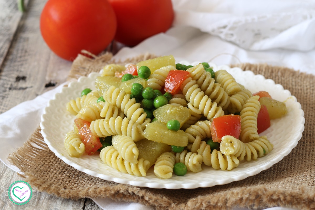 Salada de macarrão com batatas e ervilhas