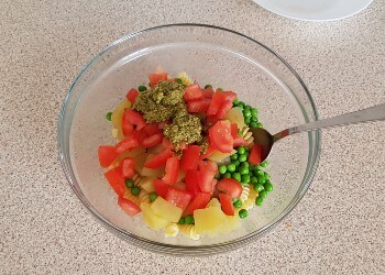 salada de macarrão com batatas e ervilhas, preparação