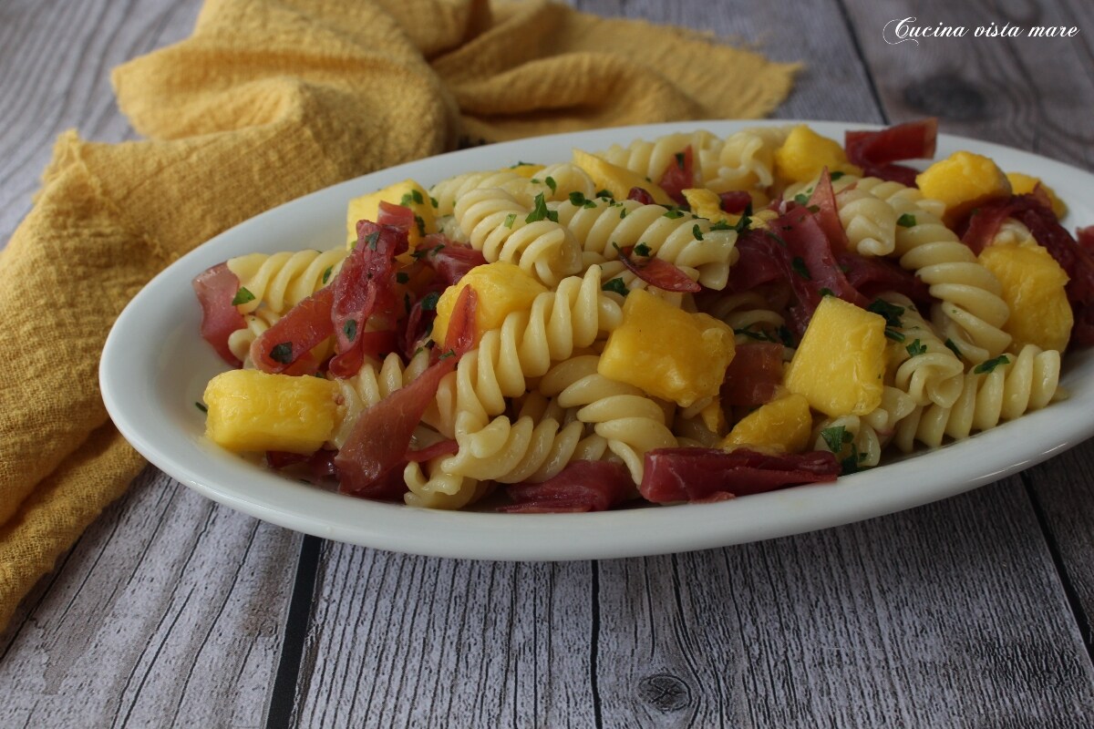 Salada de macarrão com manga e bresaola