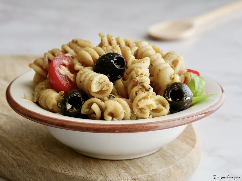 Salada de macarrão com pesto, atum, tomatinhos e azeitonas
