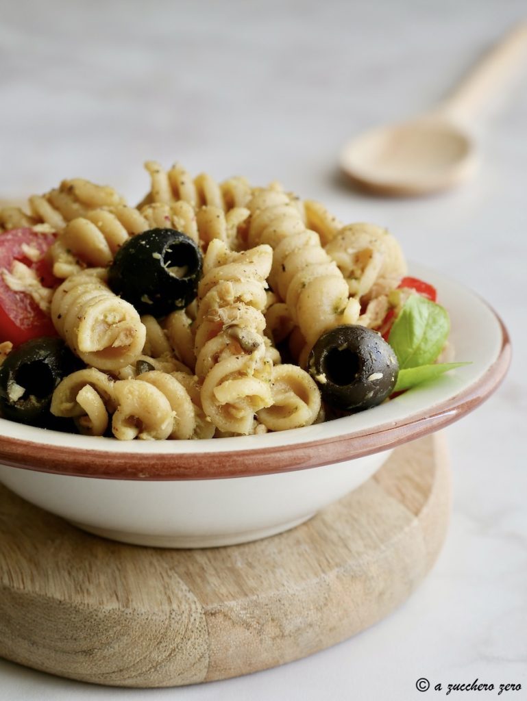 Salada de macarrão com pesto, atum, tomatinhos e azeitonas