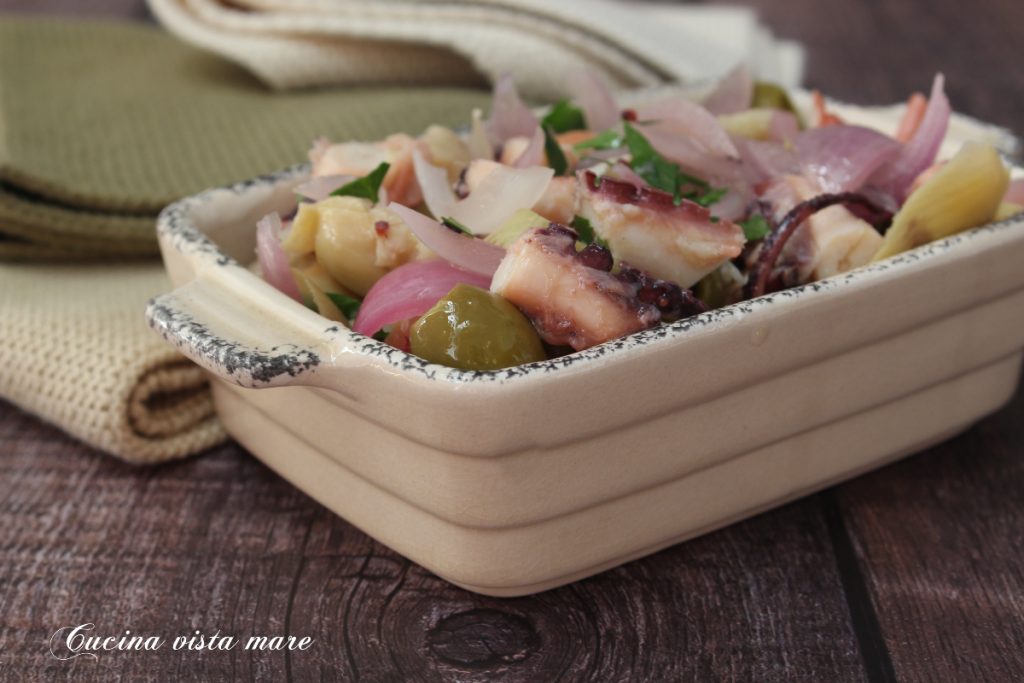 Salada de polvo com alcachofras e azeitonas Cozinha vista mar