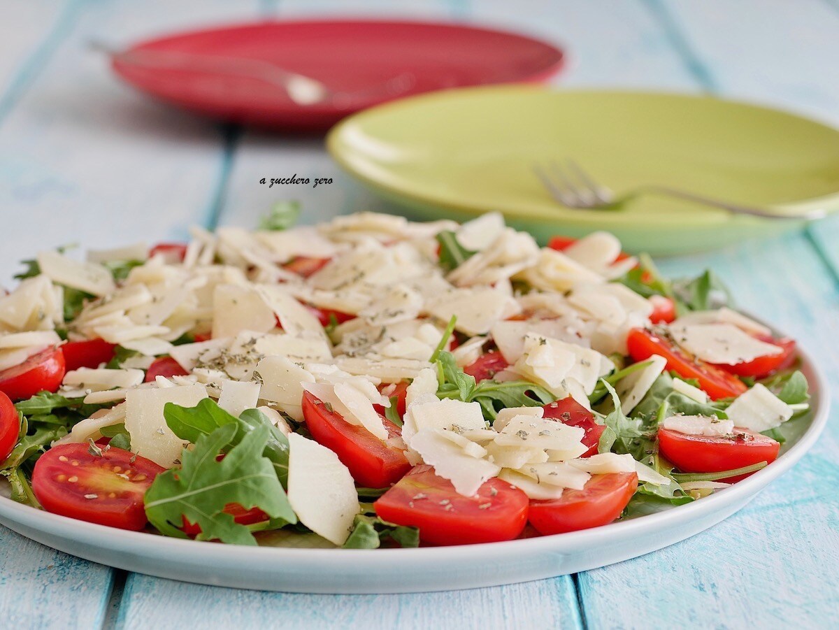Salada de rúcula e tomatinhos com lascas de grana e manjerona
