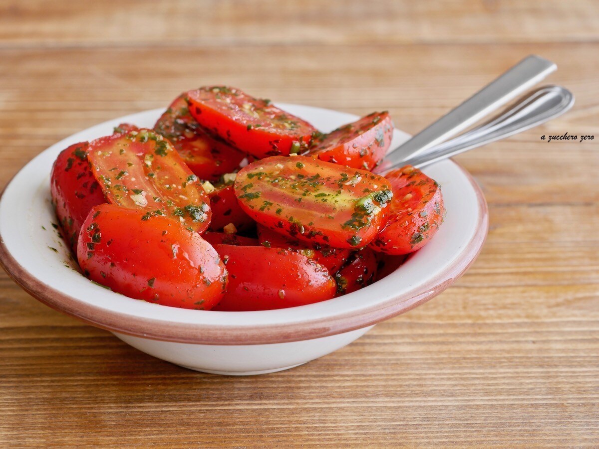 Salada de tomates com pesto de manjericão light