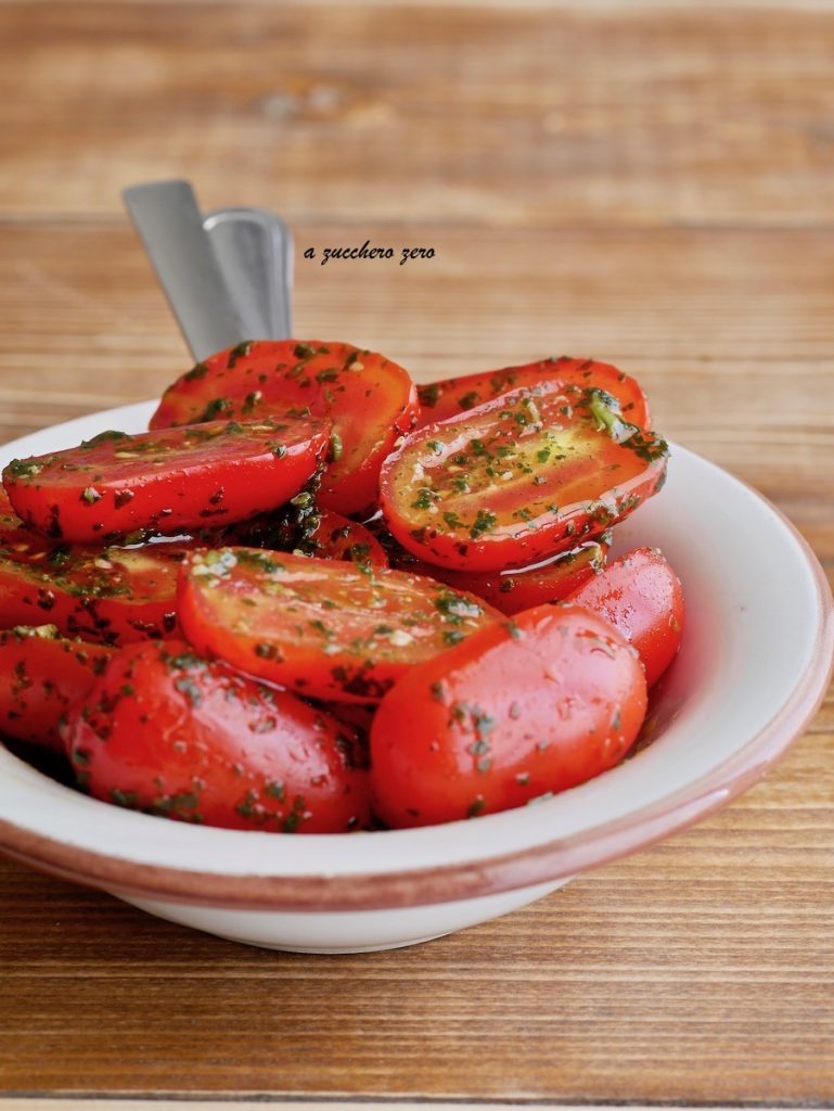 Salada de tomates com pesto de manjericão