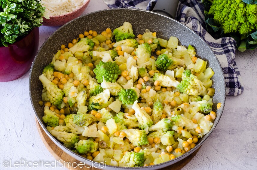 Salada morna com brócolis romanesco, grão-de-bico e batatas