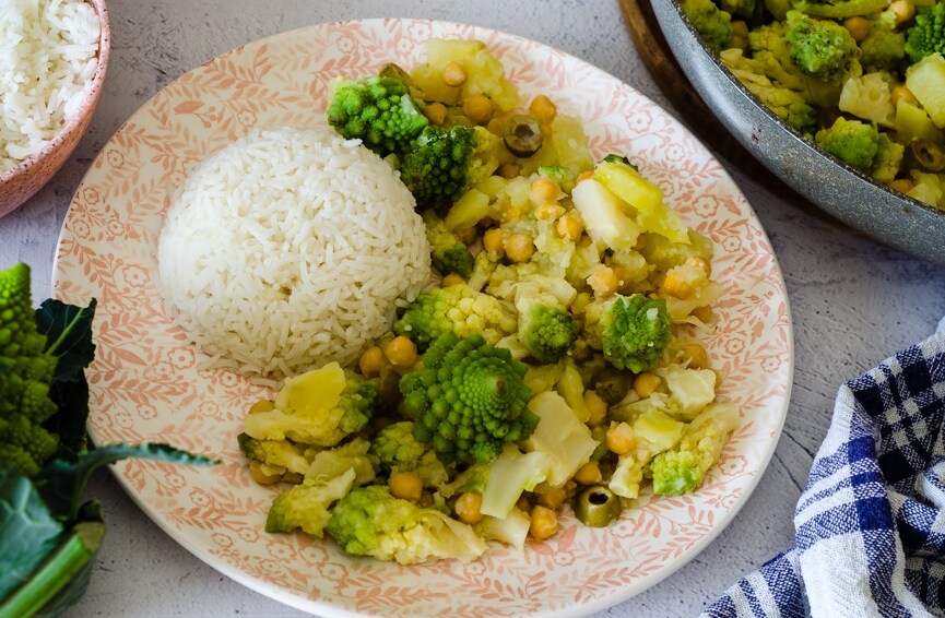 Salada morna com brócolis romanesco, grão-de-bico e batatas