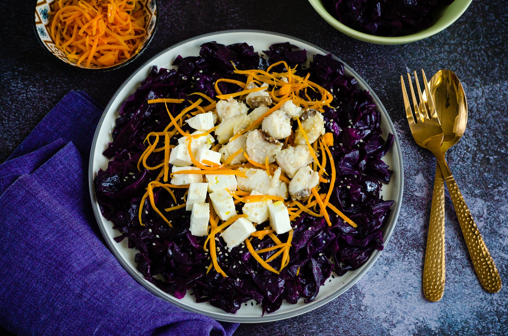 Salada morna de repolho roxo com peixe e queijo fresco