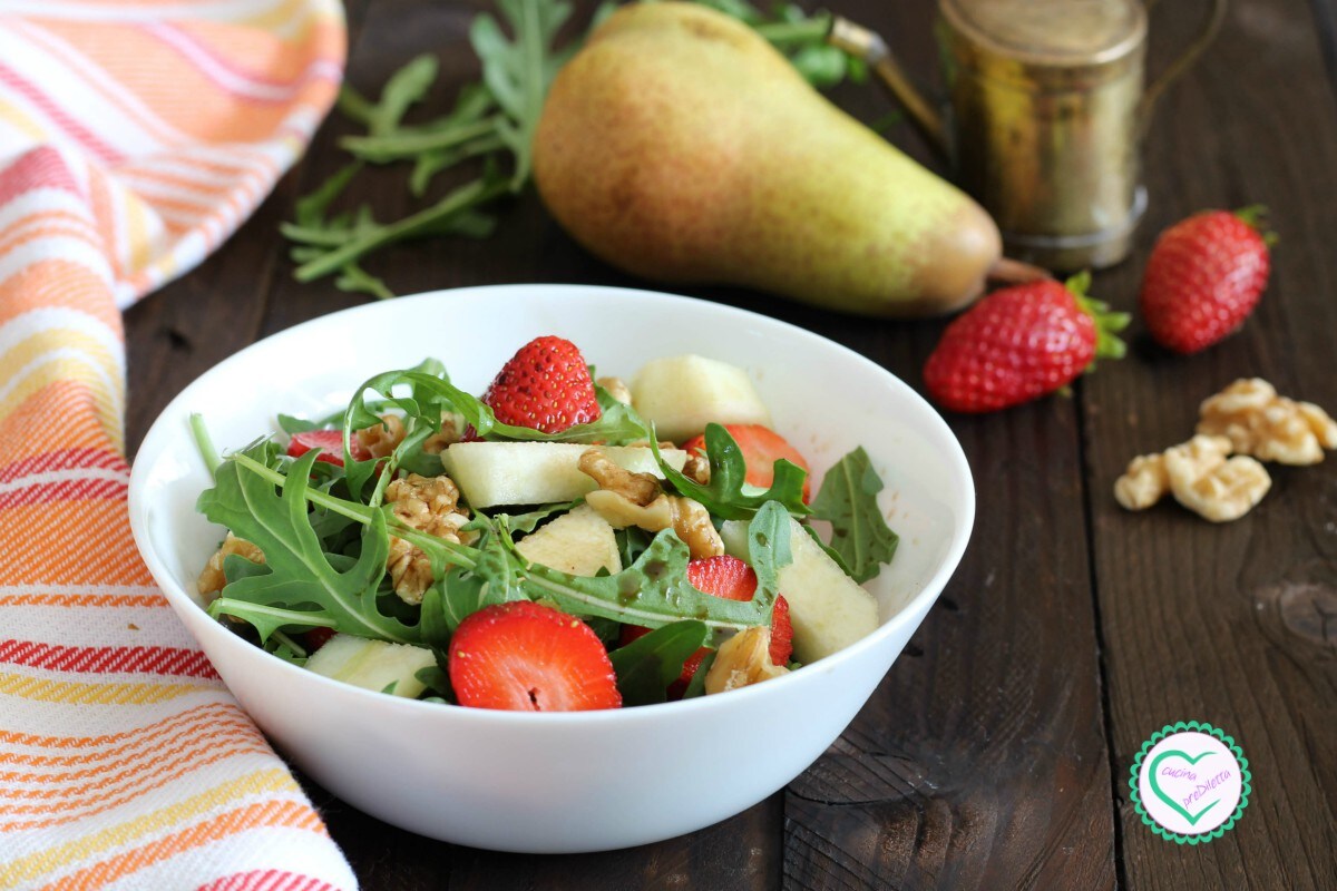Salada de rúcula, nozes e frutas