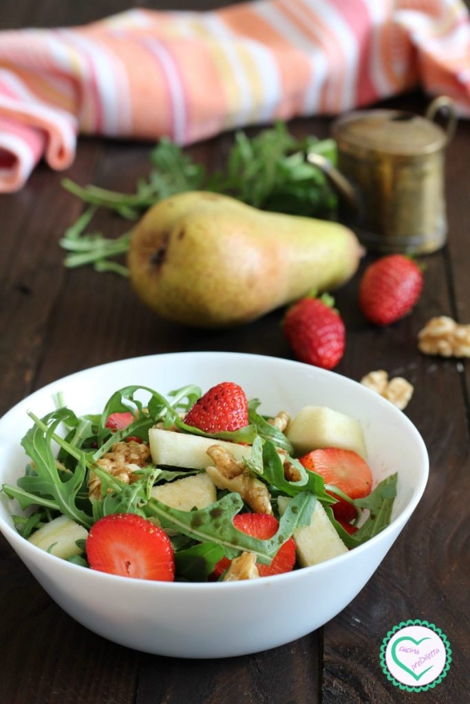 Salada rúcula nozes e frutas
