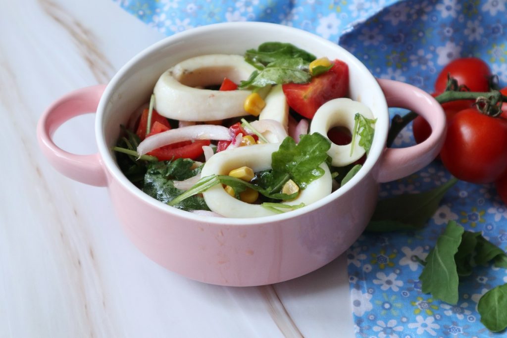 salada fresca de anéis de lula