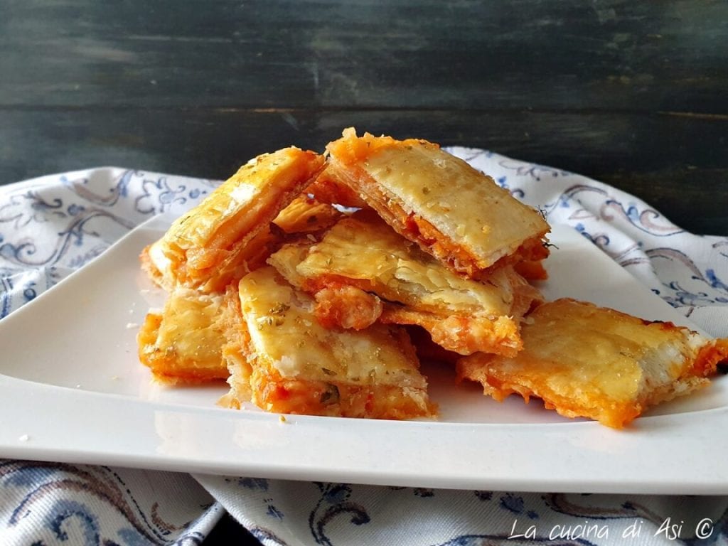 Salgadinhos de massa folhada ao estilo pizzaiolo-