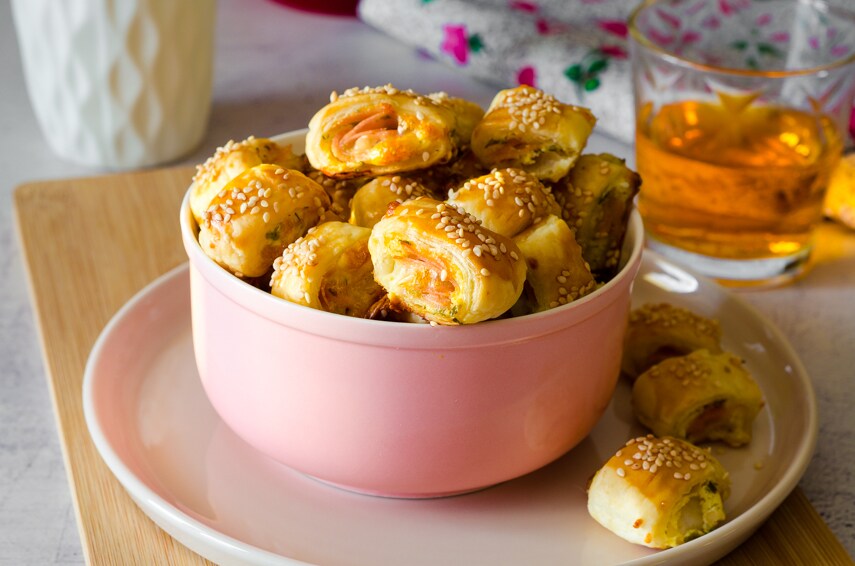 Salgadinhos de massa folhada com presunto e queijo