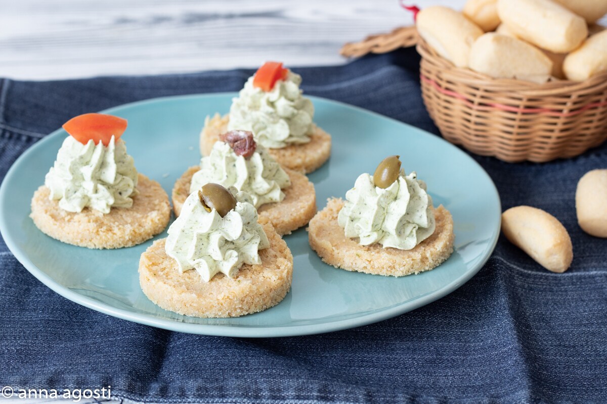 Salgadinhos de pesto crostini sem cozimento