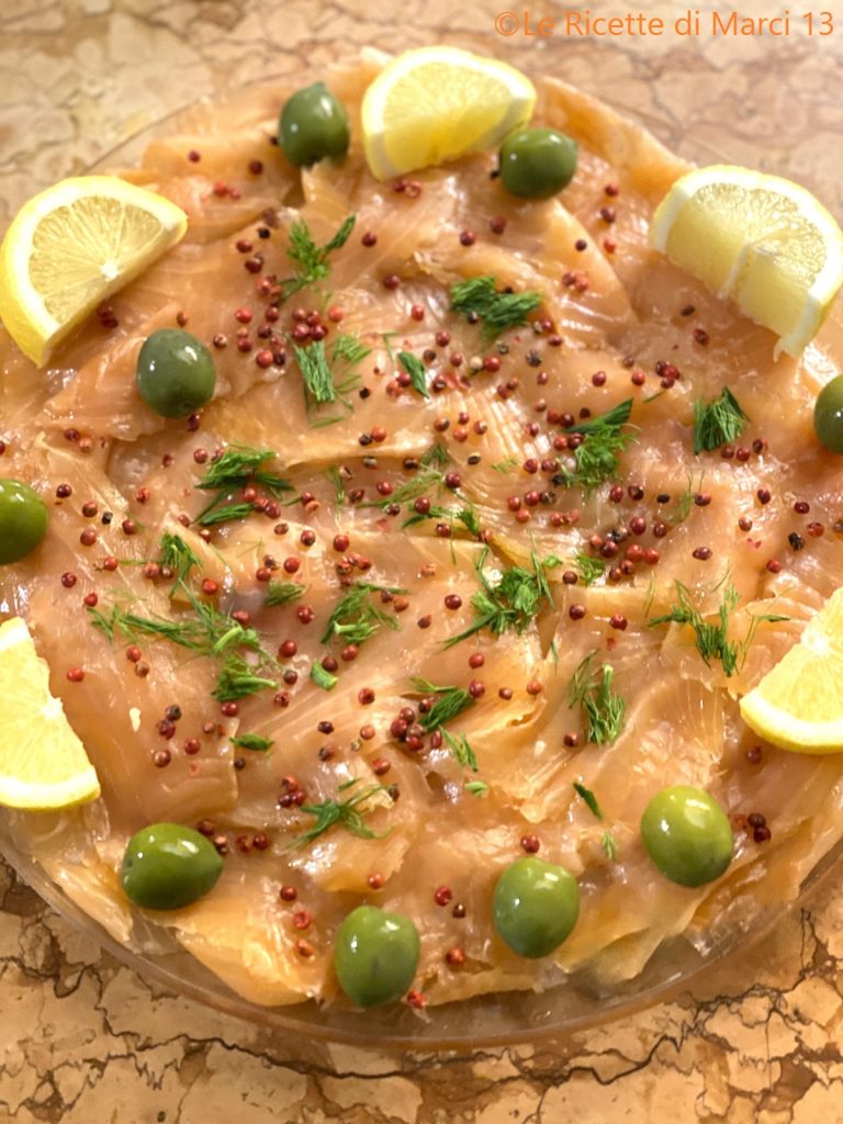 Salmão com pimenta rosa e endro.