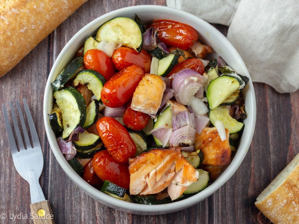 Salmão na Airfryer com abobrinhas, tomatinhos e cebolas