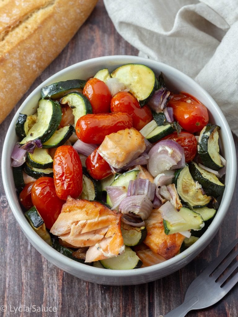 Salmão na Airfryer com abobrinhas, tomatinhos e cebolas