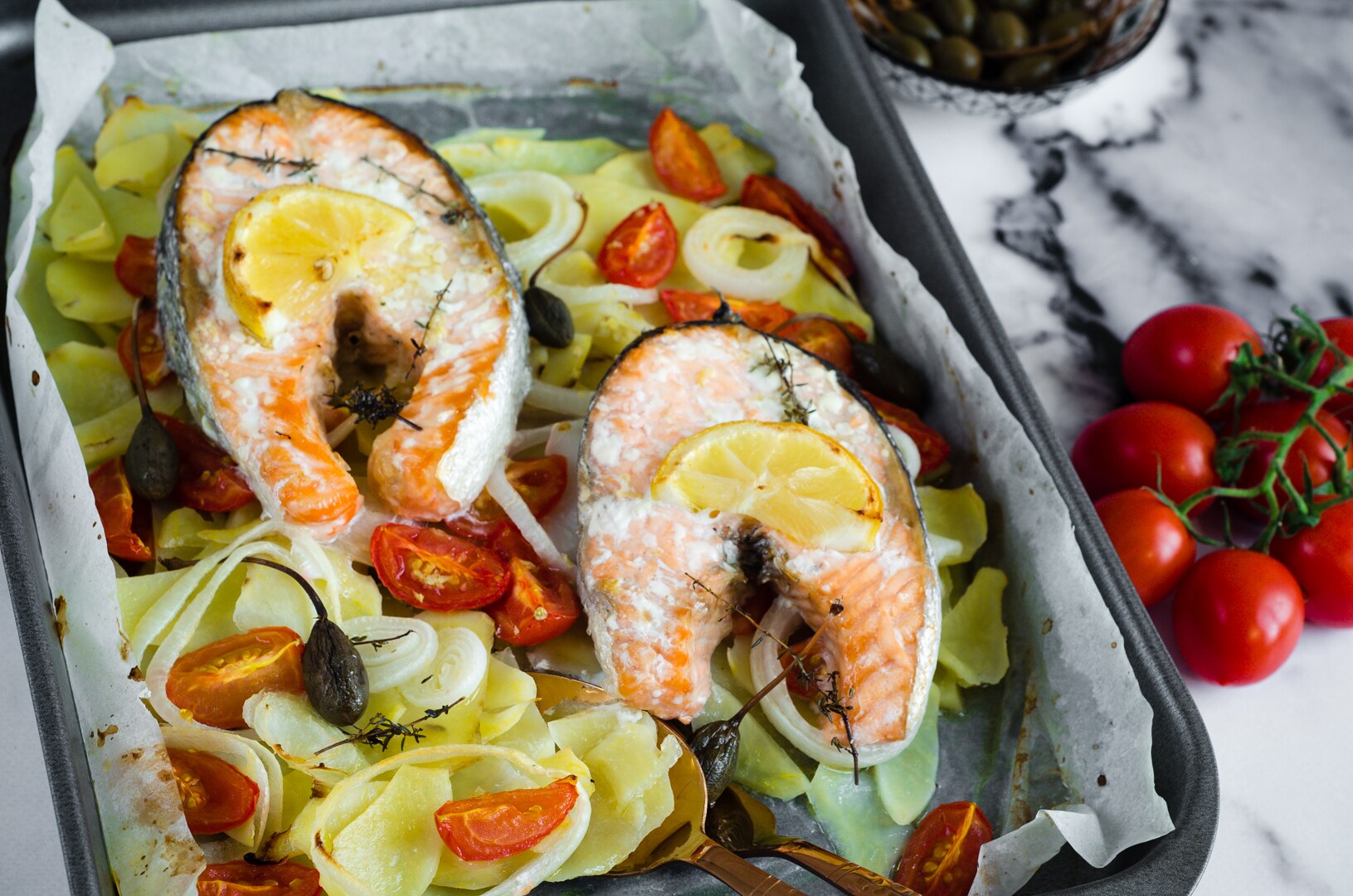 Salmão no papelote com batatas e tomatinhos