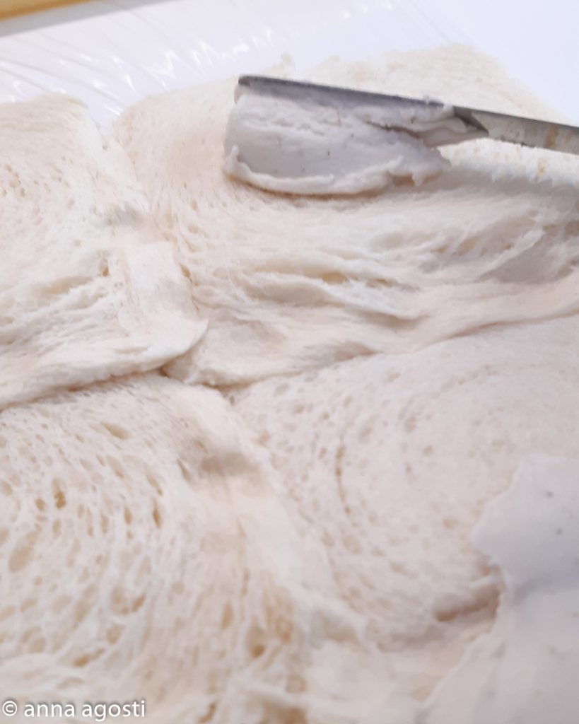 Sanduíche enrolado de rúcula e patê de azeitonas