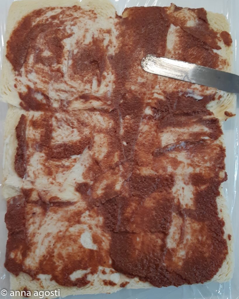 Sanduíche enrolado de rúcula e patê de azeitonas