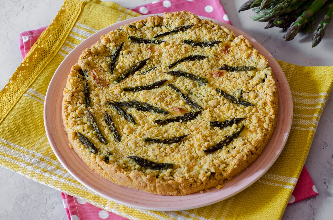 Sbrisolona salgada com aspargos e crescenza: a torta rústica primaveril crocante por fora e cremosa por dentro