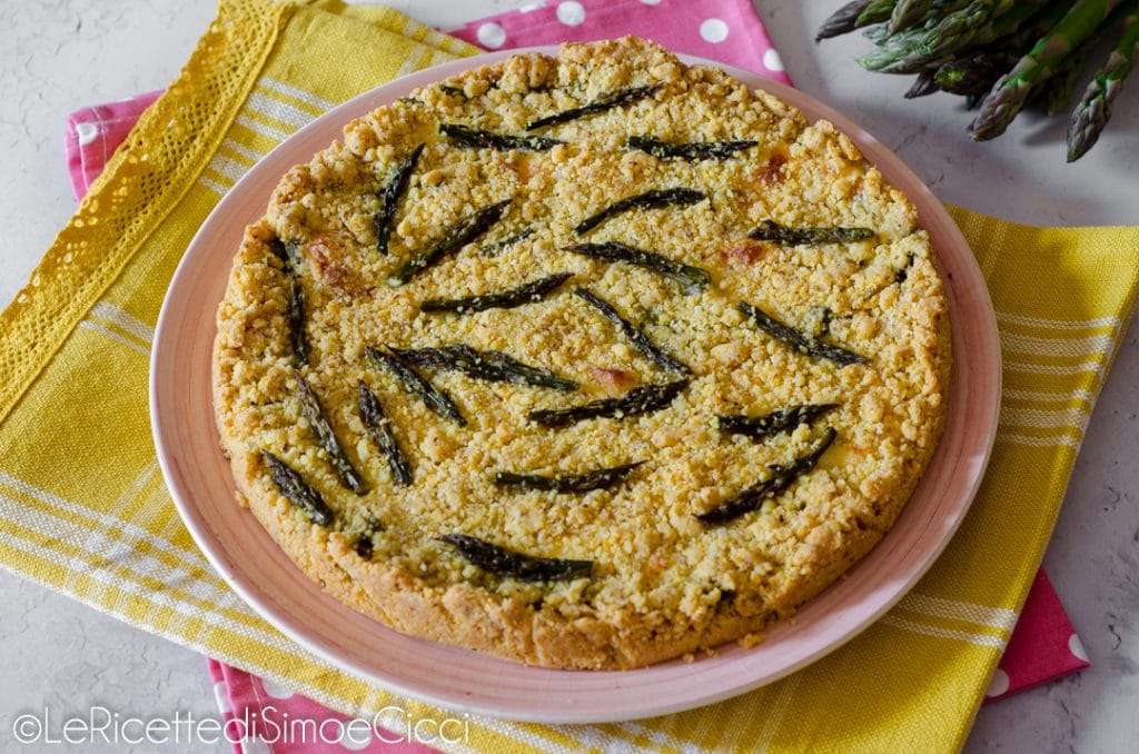 Sbrisolona salgada com aspargos e crescenza