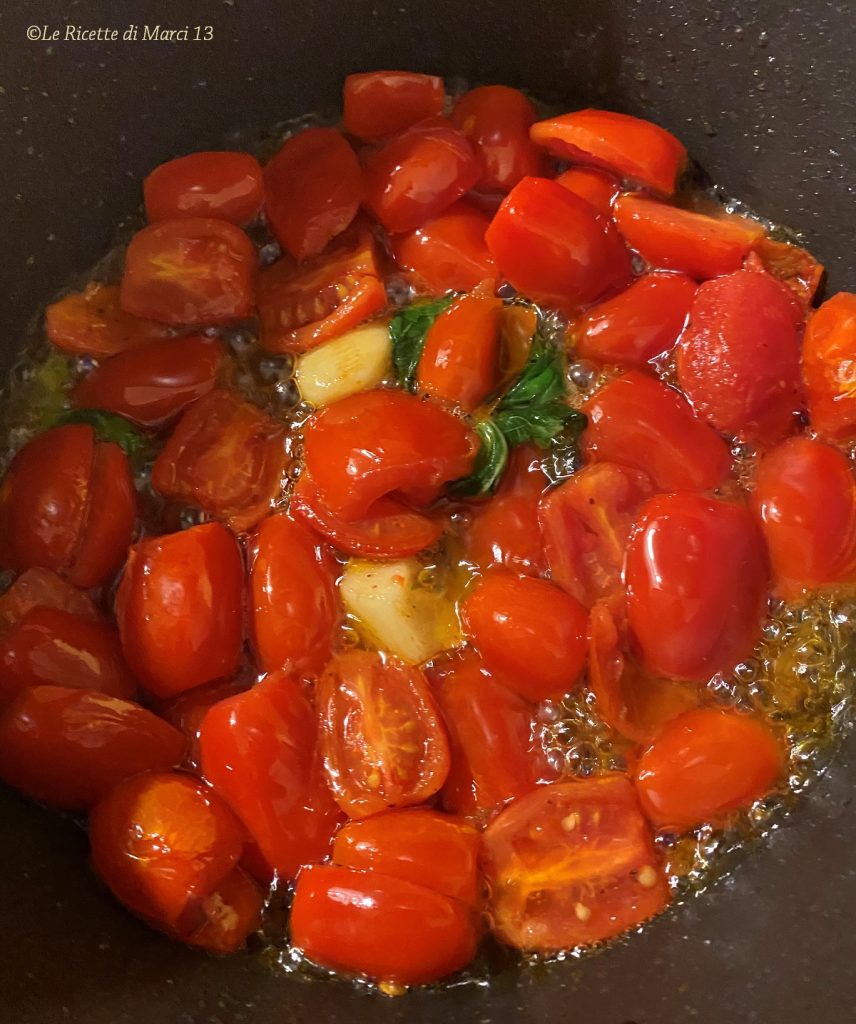 Scialatielli Aumm Aumm com berinjelas e fiordilatte tomatinhos