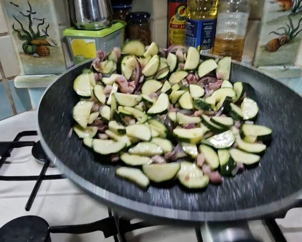 As farfalle com creme de abobrinha e guanciale crocante