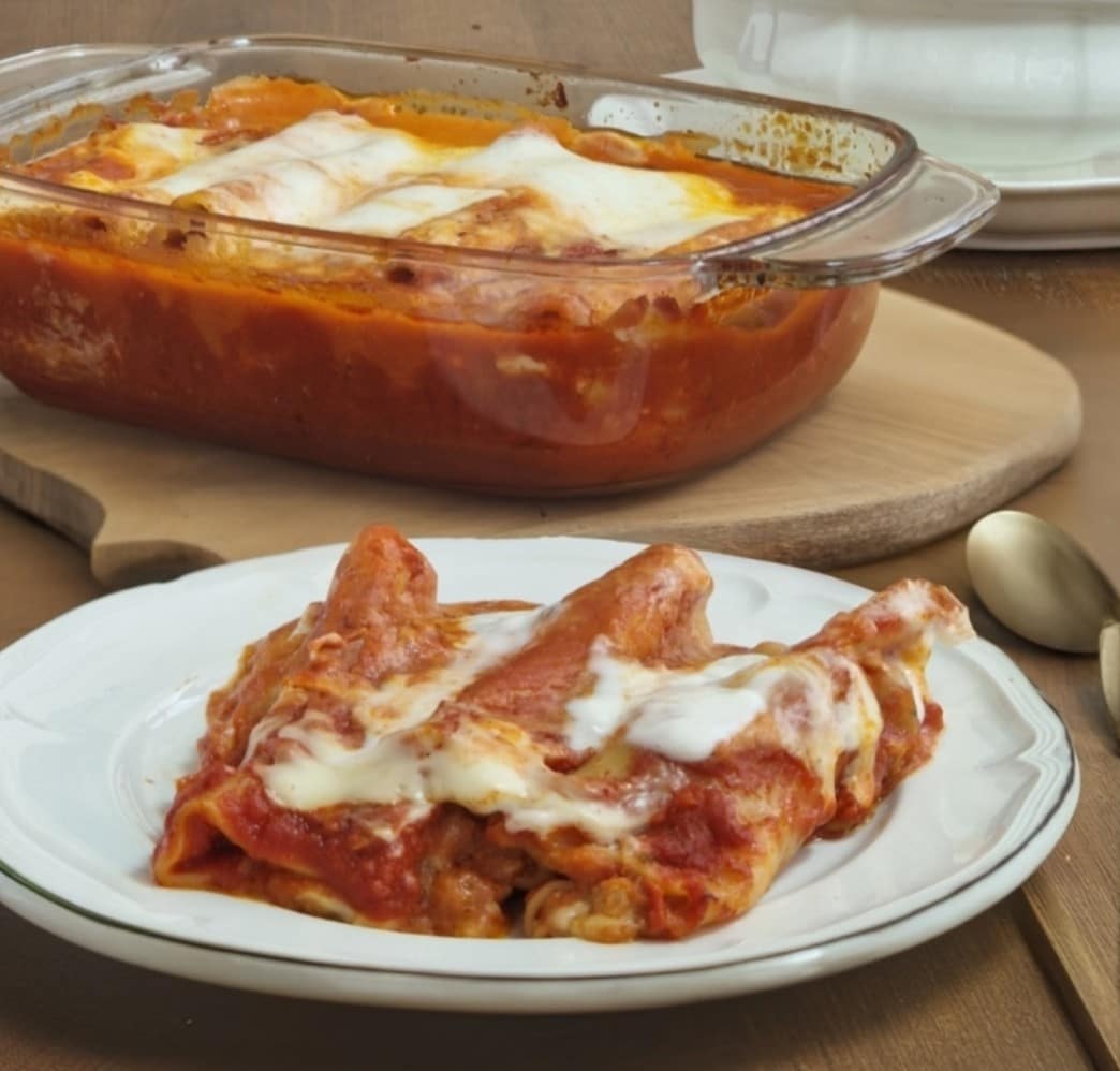 Os canelones recheados de linguiça com ragù e bechamel