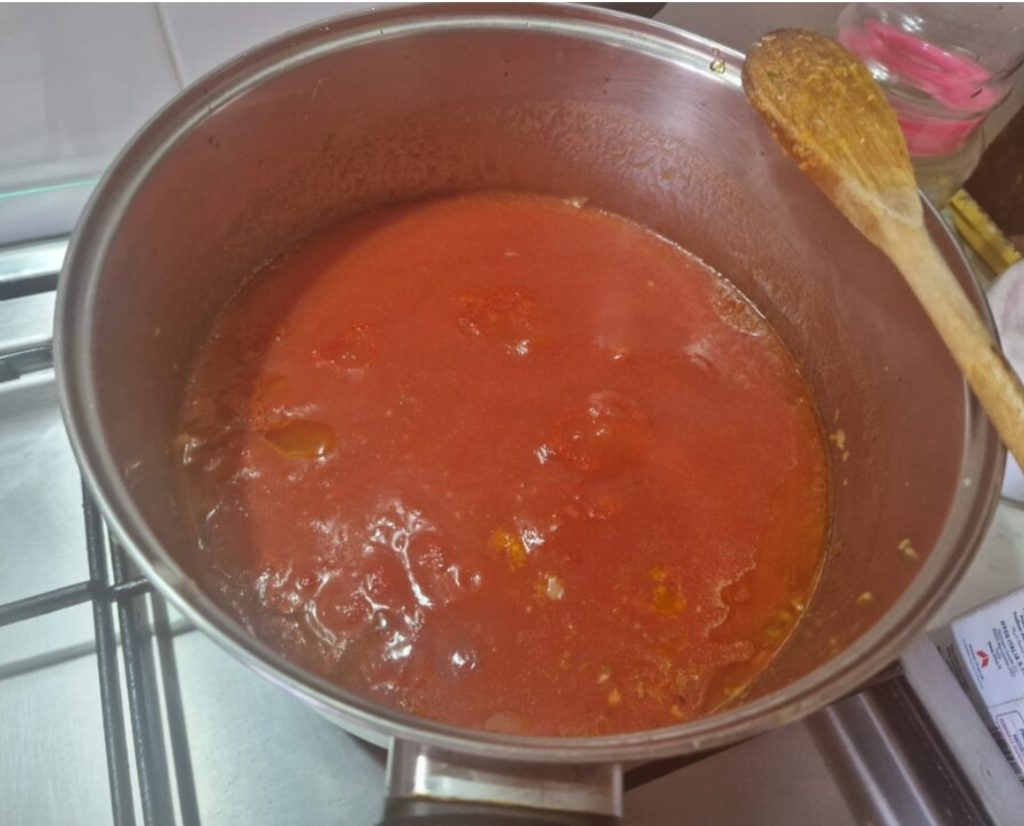 Os canelones recheados de linguiça com ragù e bechamel