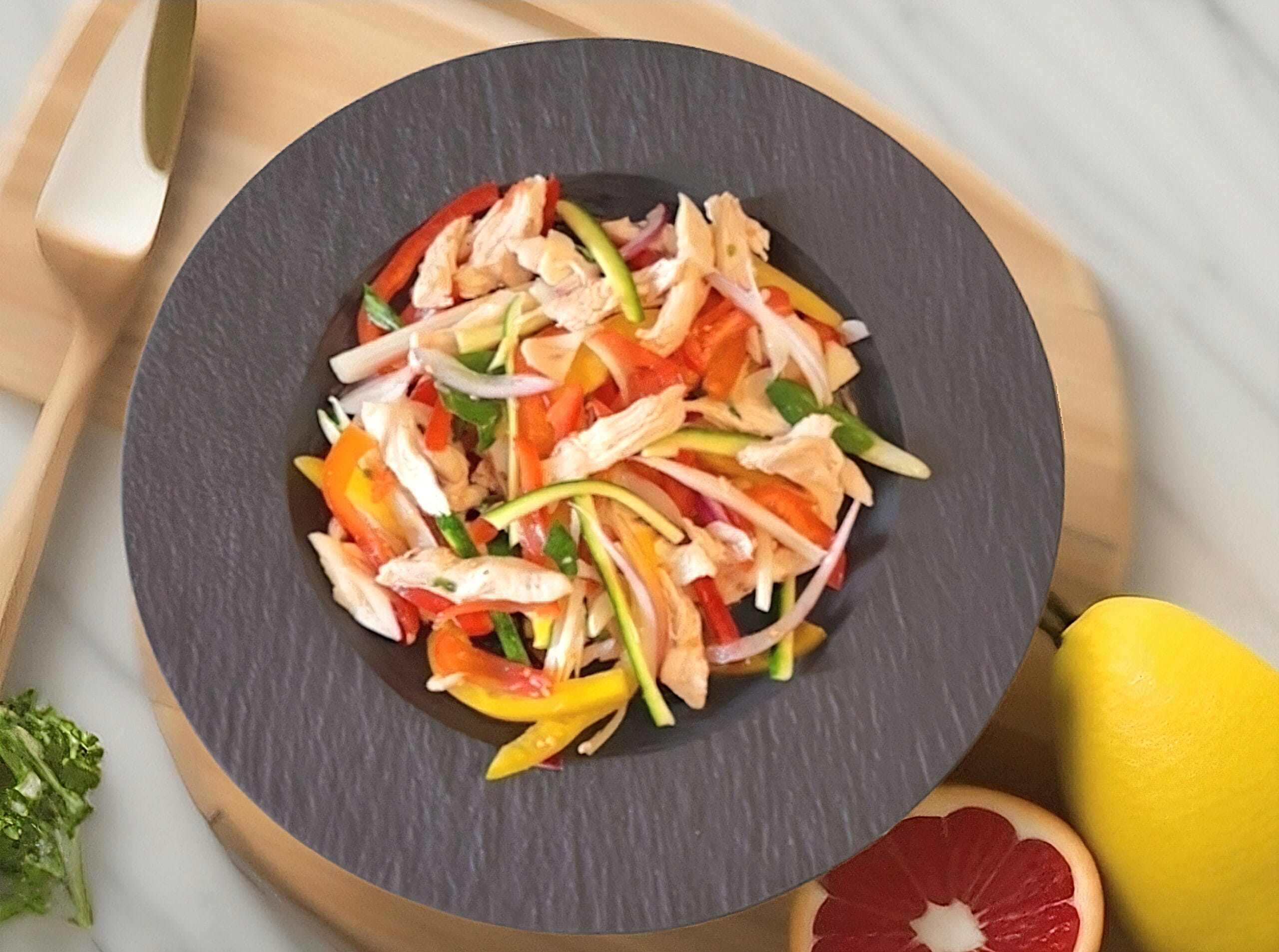 Salada de frango com legumes agridoce