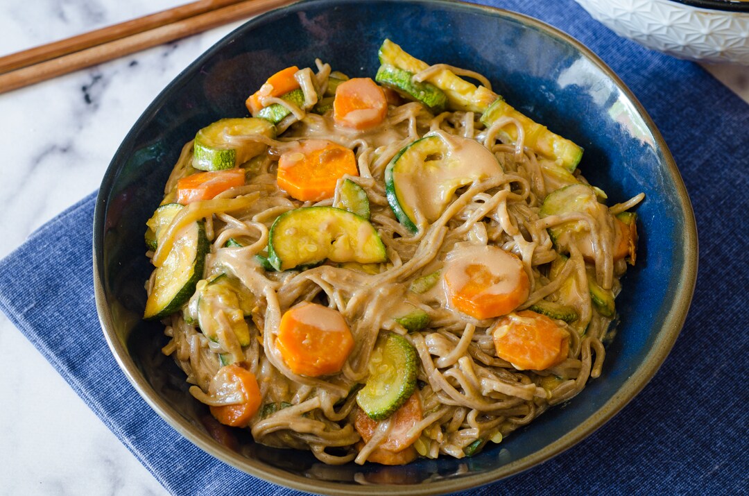 Soba noodles com manteiga de amendoim e vegetais