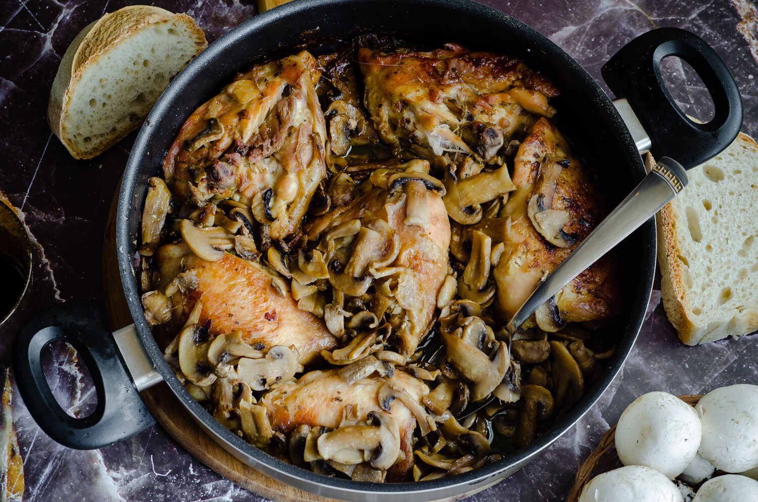 Sobrecoxas de frango com cogumelos