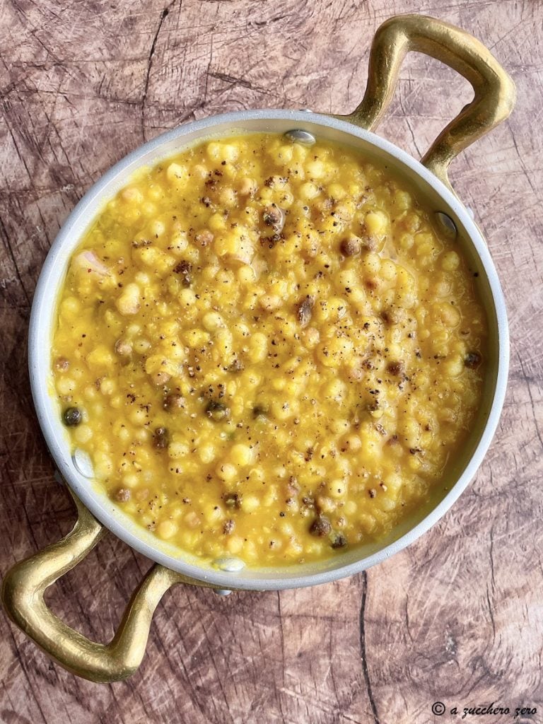 Sopa amarela com abóbora, cebola e lentilha