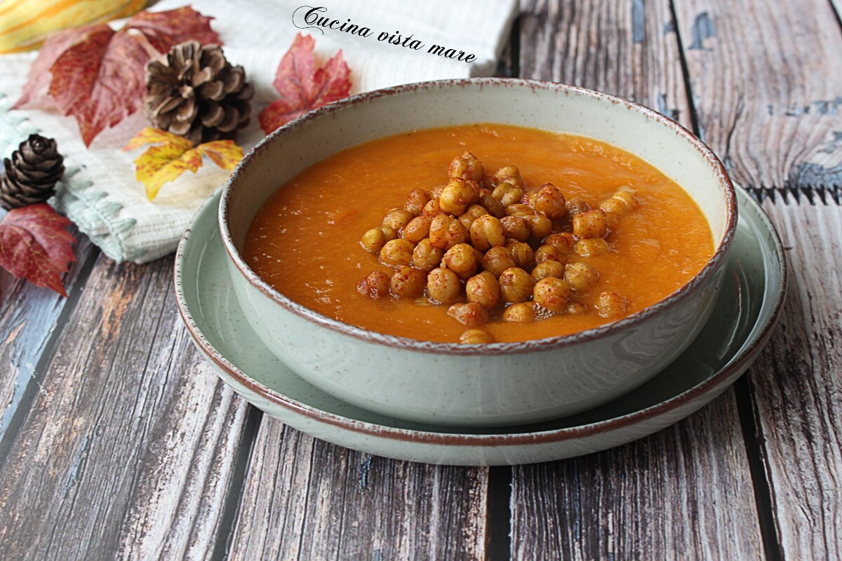 Sopa cremosa de abóbora e peras