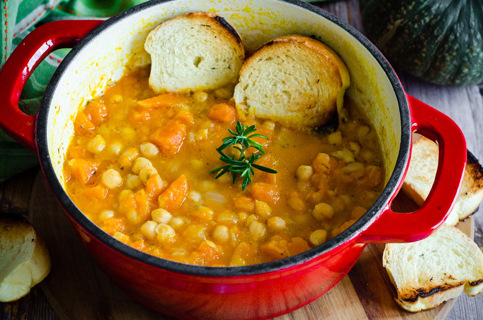 Sopa rápida de abóbora e grão-de-bico, leve e saborosa