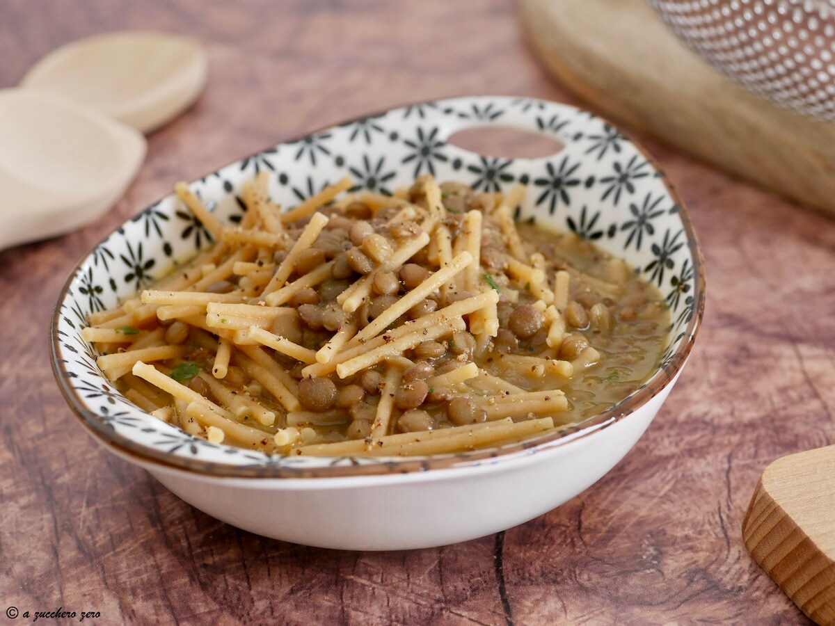 Sopa de lentilhas e abóbora com macarrão integral