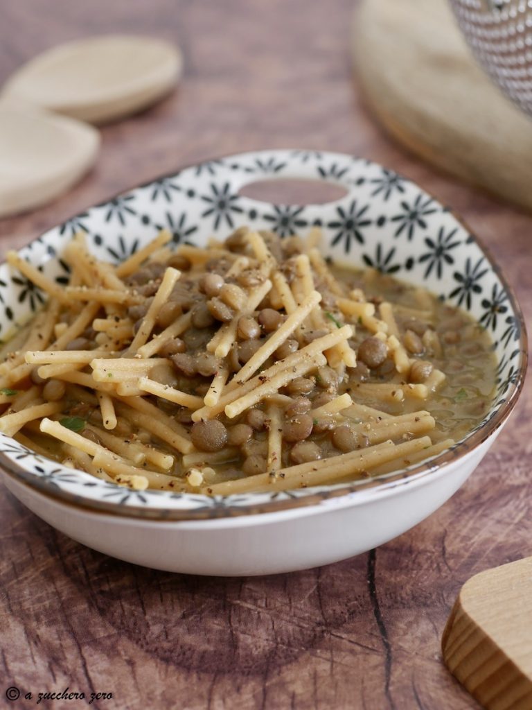 Sopa de lentilha e abóbora com macarrão integral