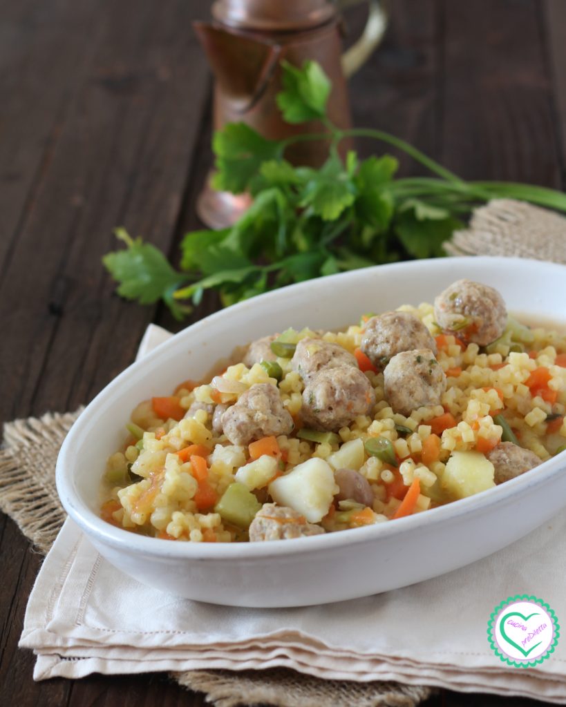 Sopa de macarrão com almôndegas