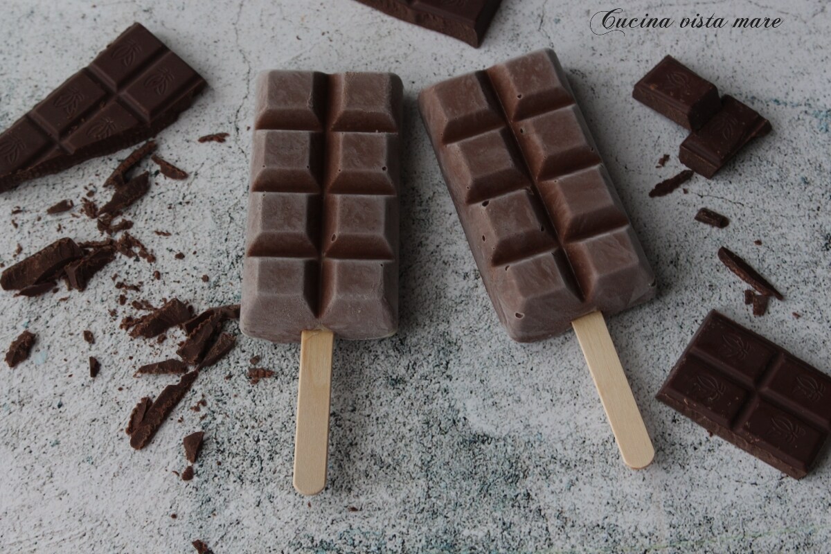 Sorvete de chocolate no palito