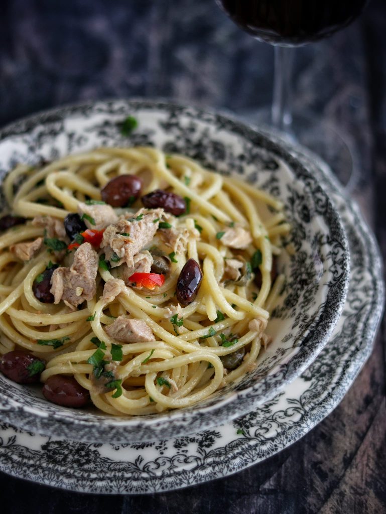 Spaghetti com atum, azeitonas e alcaparras