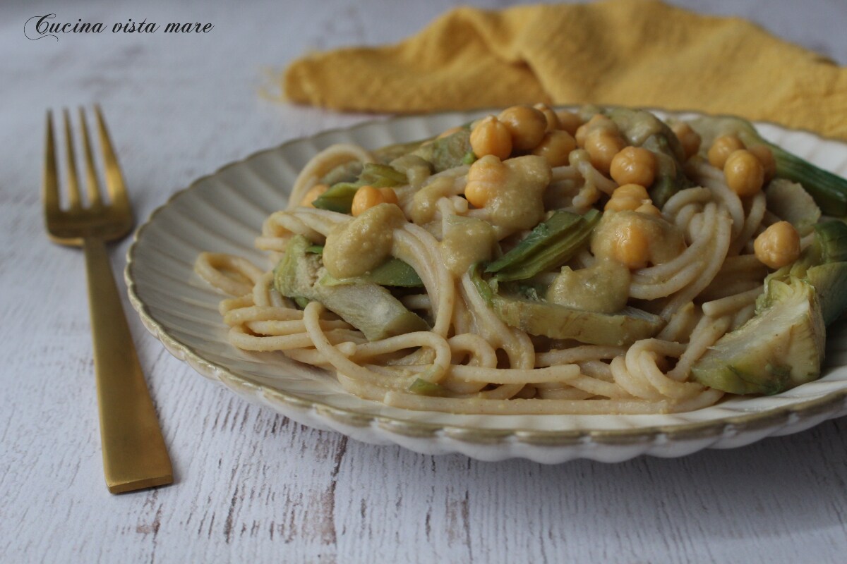 Spaghetti de espelta com grão de bico e alcachofras