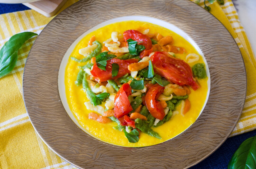 Spatzle de verão com creme de pimentão e tomate