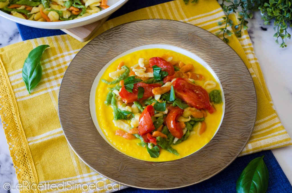 Spatzle de verão com creme de pimentão e tomate