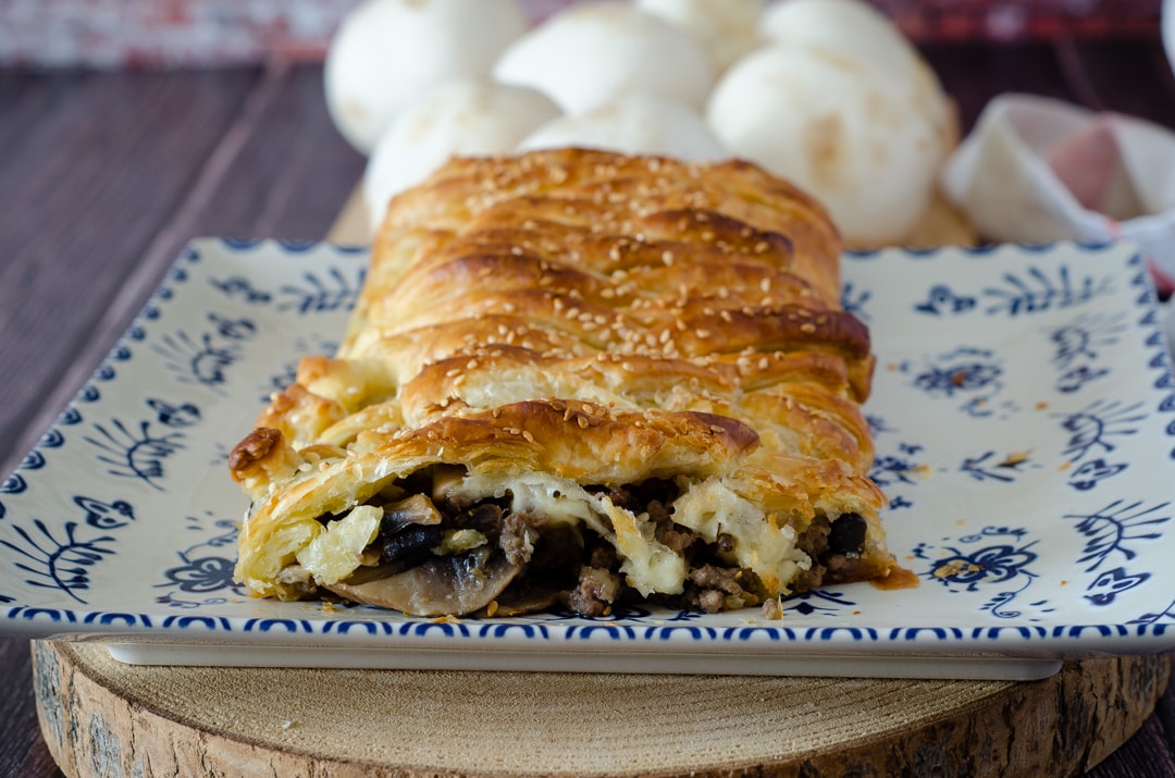 Strudel salgado com cogumelos e carne, fácil de preparar e saboroso!