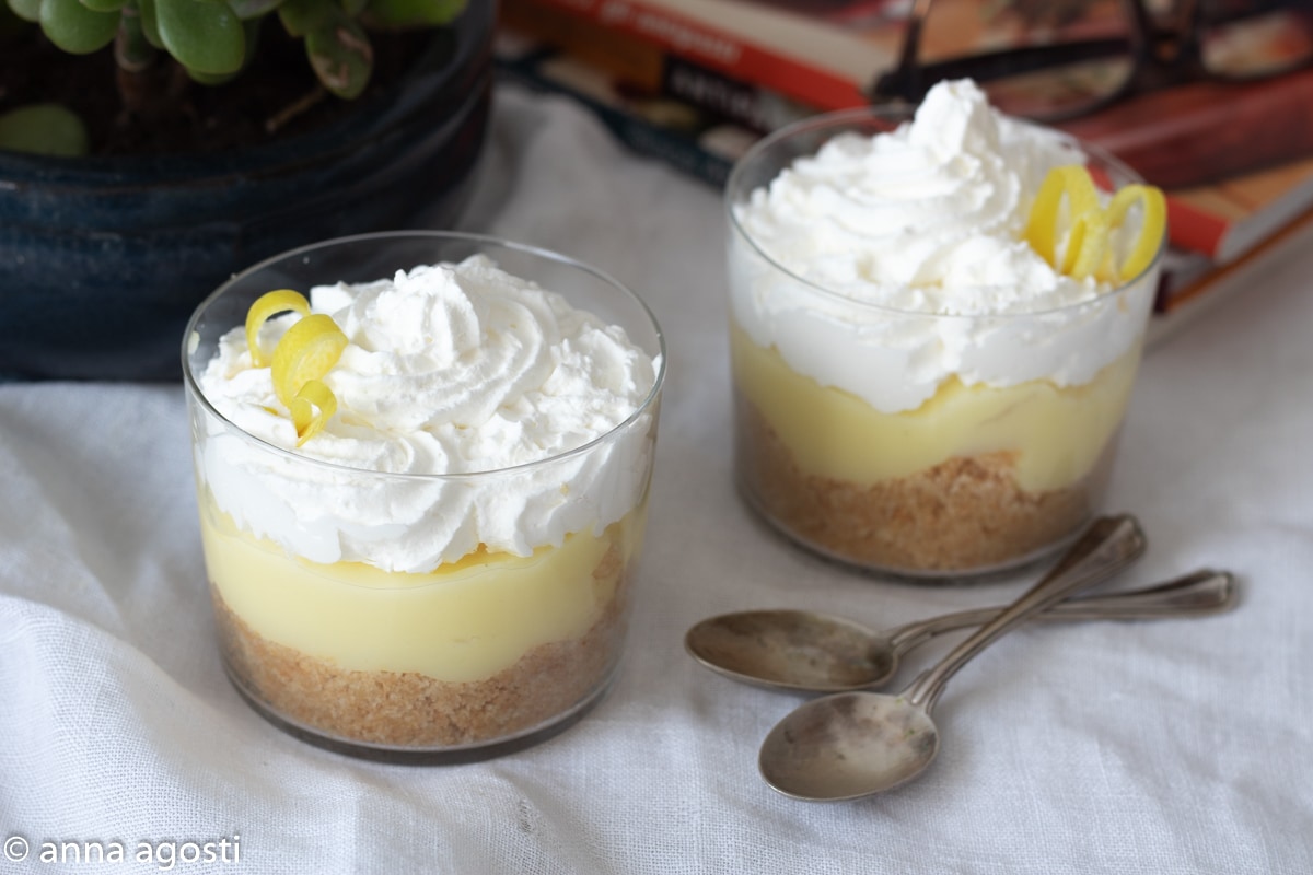 Taça de Creme de Limão Biscoitos e Chantilly