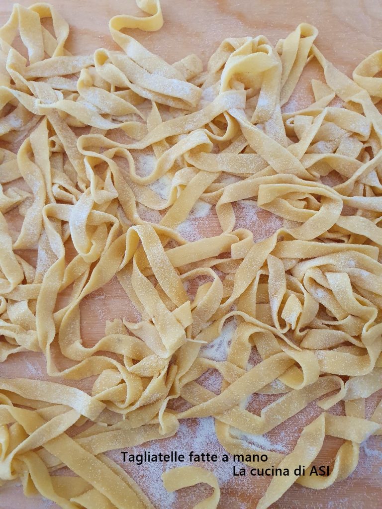 Tagliatelle feitas à mão com cogumelos porcini frescos