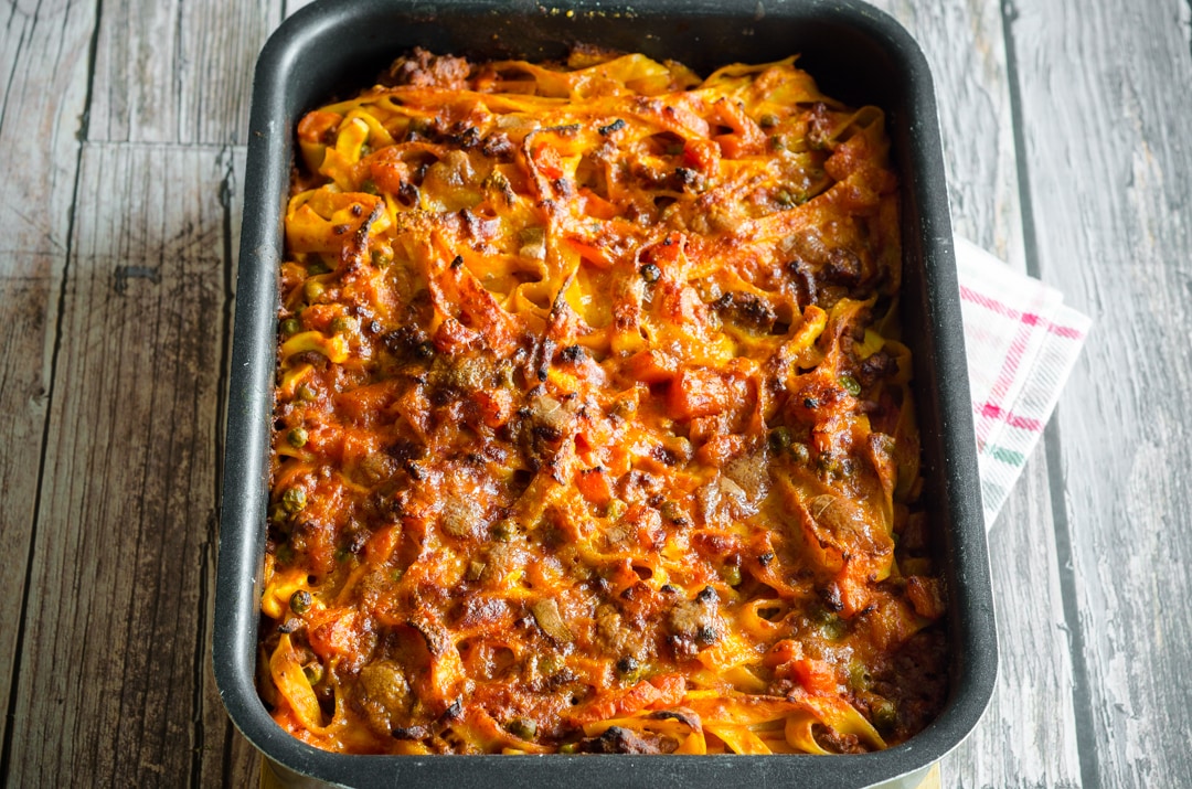 Tagliatelle no forno com ragu e ervilhas