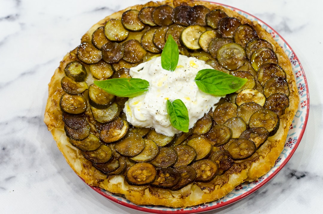 Tarte tatin de abobrinha com stracciatella: simples, elegante e impressionante