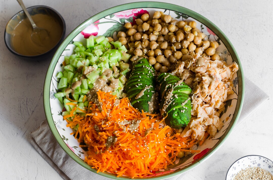 Tigela de arroz com grão-de-bico, vegetais e salmão (Poke bowl)